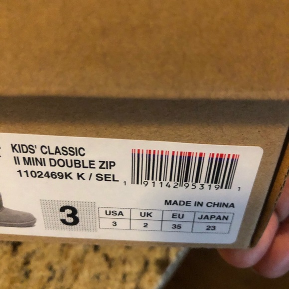 Girls Grey side zipper uggs great shape !!! Gently worn. Size 3. - Picture 7 of 7